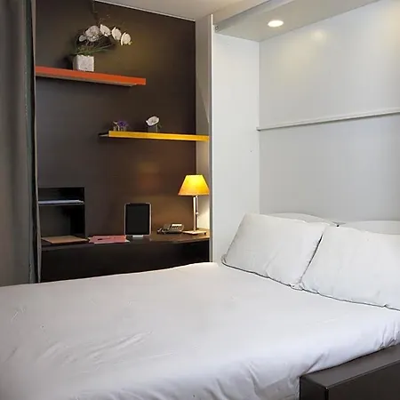 Aparthotel At 2*