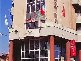 At מלון דירות